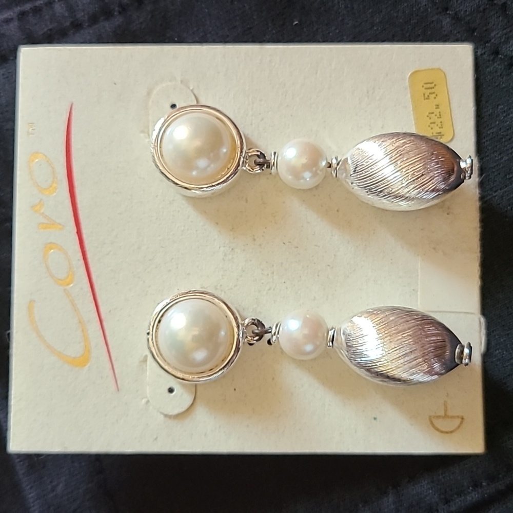 💥CLEARANCE💥Vintage Coro Faux White Pearl and Silver Dangle Earrings